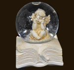 Schneekugel Engel auf Buch (Figur 4) Höhe: 6 cm