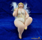 Preview: Engel sitzend molly mit Kopfbedeckung weiss Höhe: 16 cm