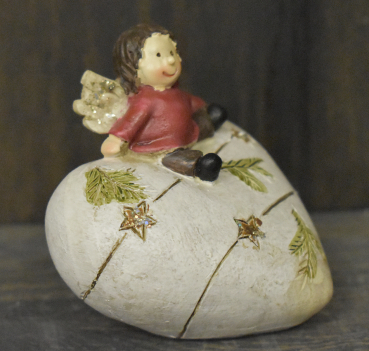 Engel auf Herzstein rot (Figur 1) Höhe: 9 cm