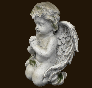 Engel auf Knie mit Moos-Deko Höhe: 20 cm