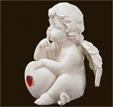 Engelchen sitzend mit rotem Herz-Schmuckstein (Figur 3) Höhe: 5,5 cm