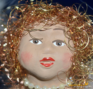 Engelfrau sitzend weiss und gold (Figur 1) Höhe: 22 cm