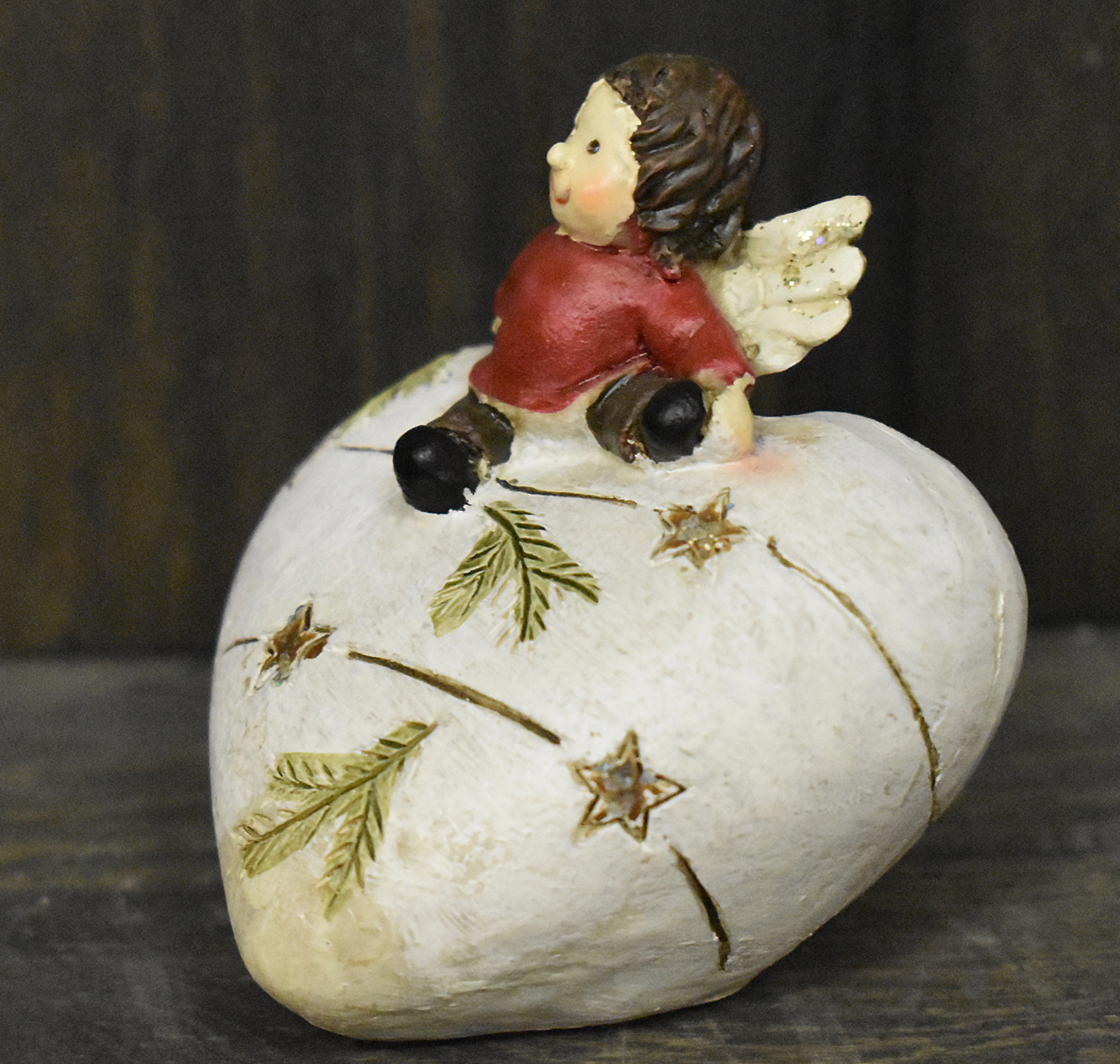 Engel auf Herzstein rot (Figur 1) Höhe: 9 cm