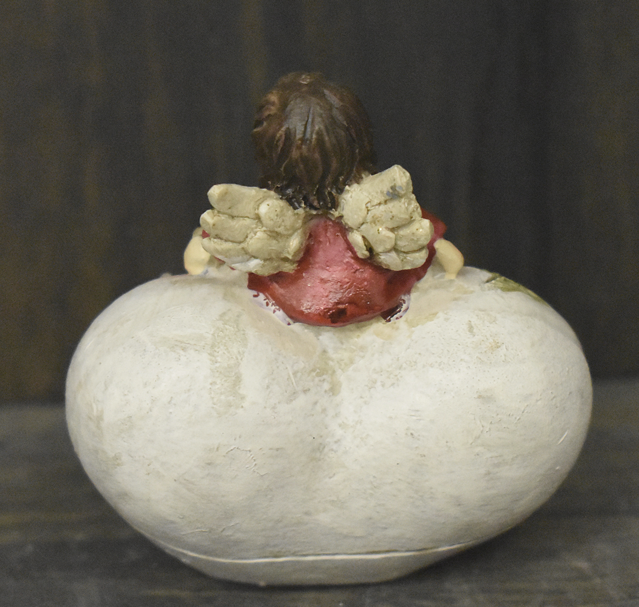 Engel auf Herzstein rot (Figur 1) Höhe: 9 cm