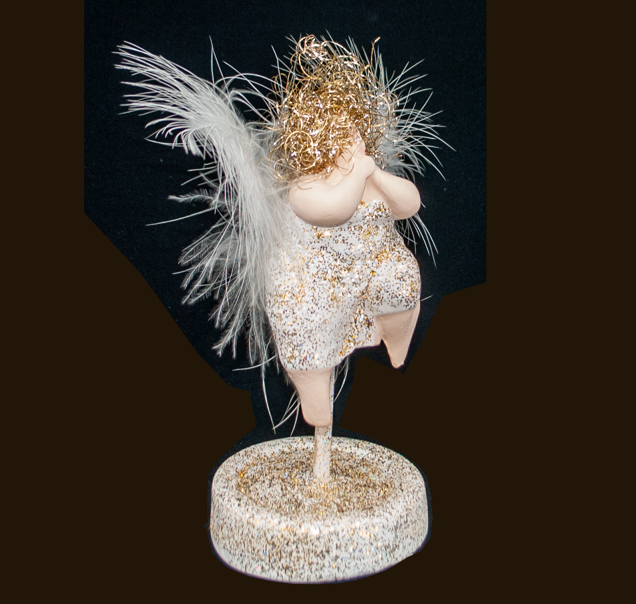 Engelfrau auf Sockel (Figur 2) gold gesprenkelt Höhe: 13 cm