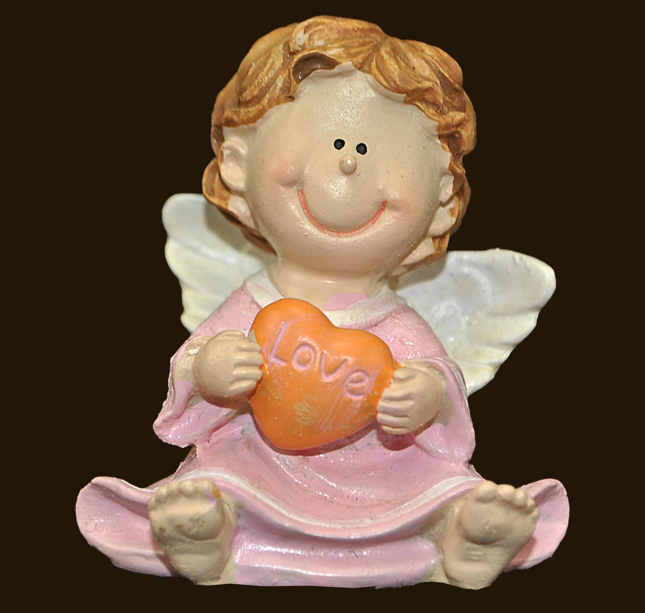 Engel sitzend mit «LOVE»-Herz Höhe: 5,5 cm