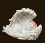 Engelchen schlafend in Flügel mit rosa Rosen (Figur 2) Höhe: 3,5 cm