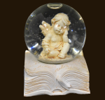 Schneekugel Engel auf Buch (Figur 1) Höhe: 6 cm